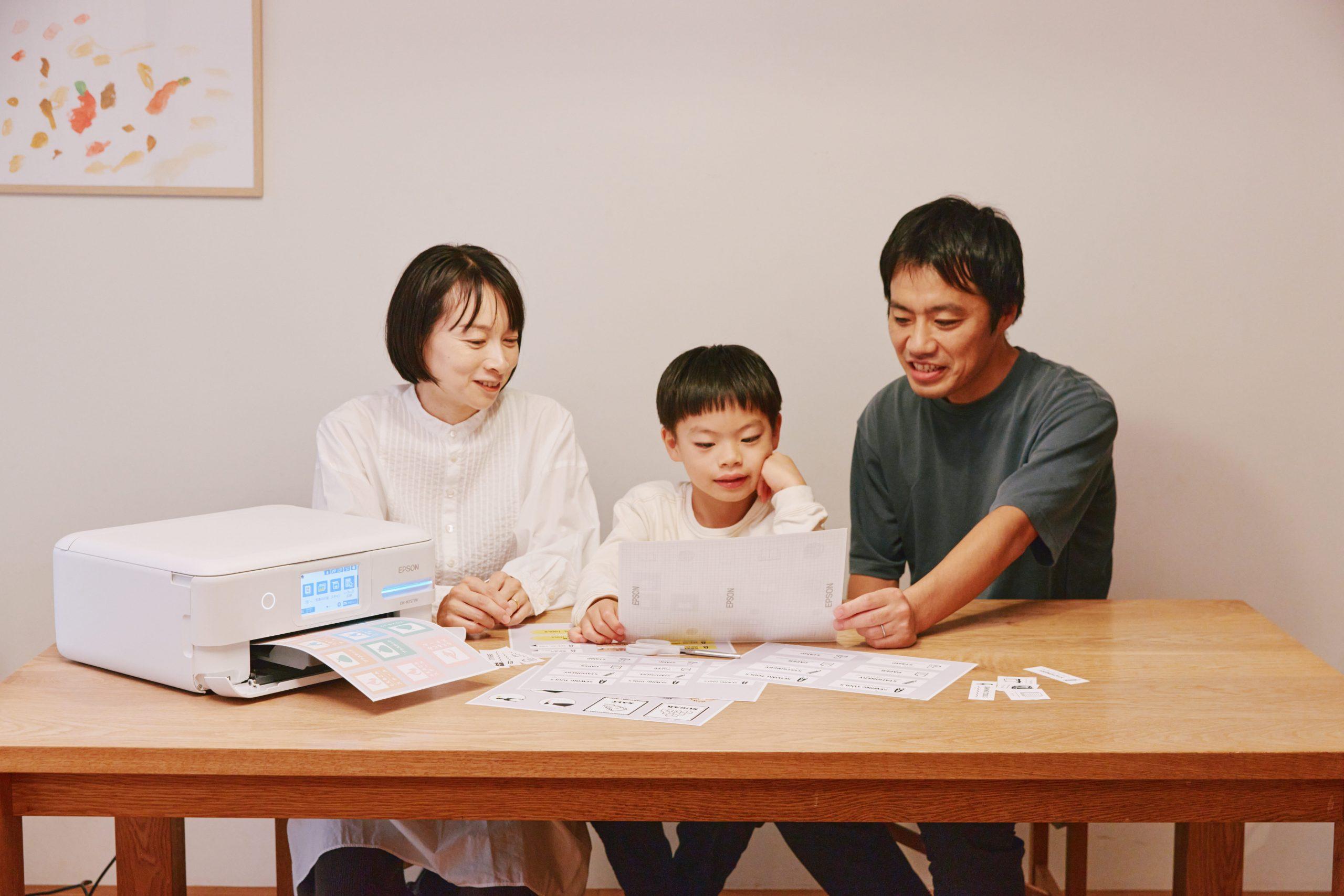 片付けは、家族の時間になる。エプソンのプリンター「EW-M757TW」が