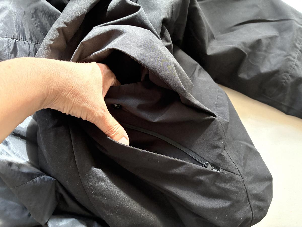 ワークマン「XShelter　断熱α防水防寒ジャケット」