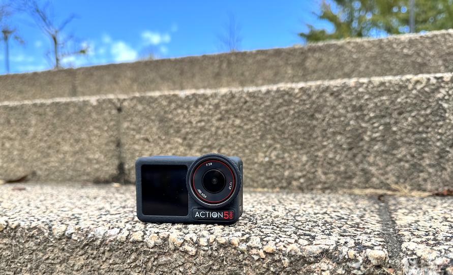 屋外の階段に置かれているDJIアクション5プロ