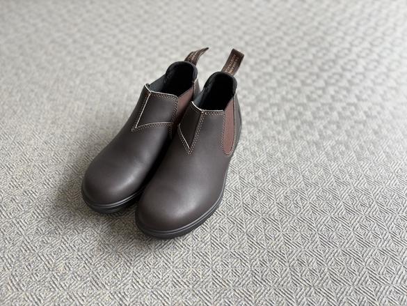 Blundstoneの万能ローカット。ブーツとスニーカーのイイとこ取りで、秋