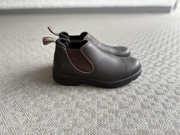 Blundstoneの万能ローカット。ブーツとスニーカーのイイとこ取りで、秋