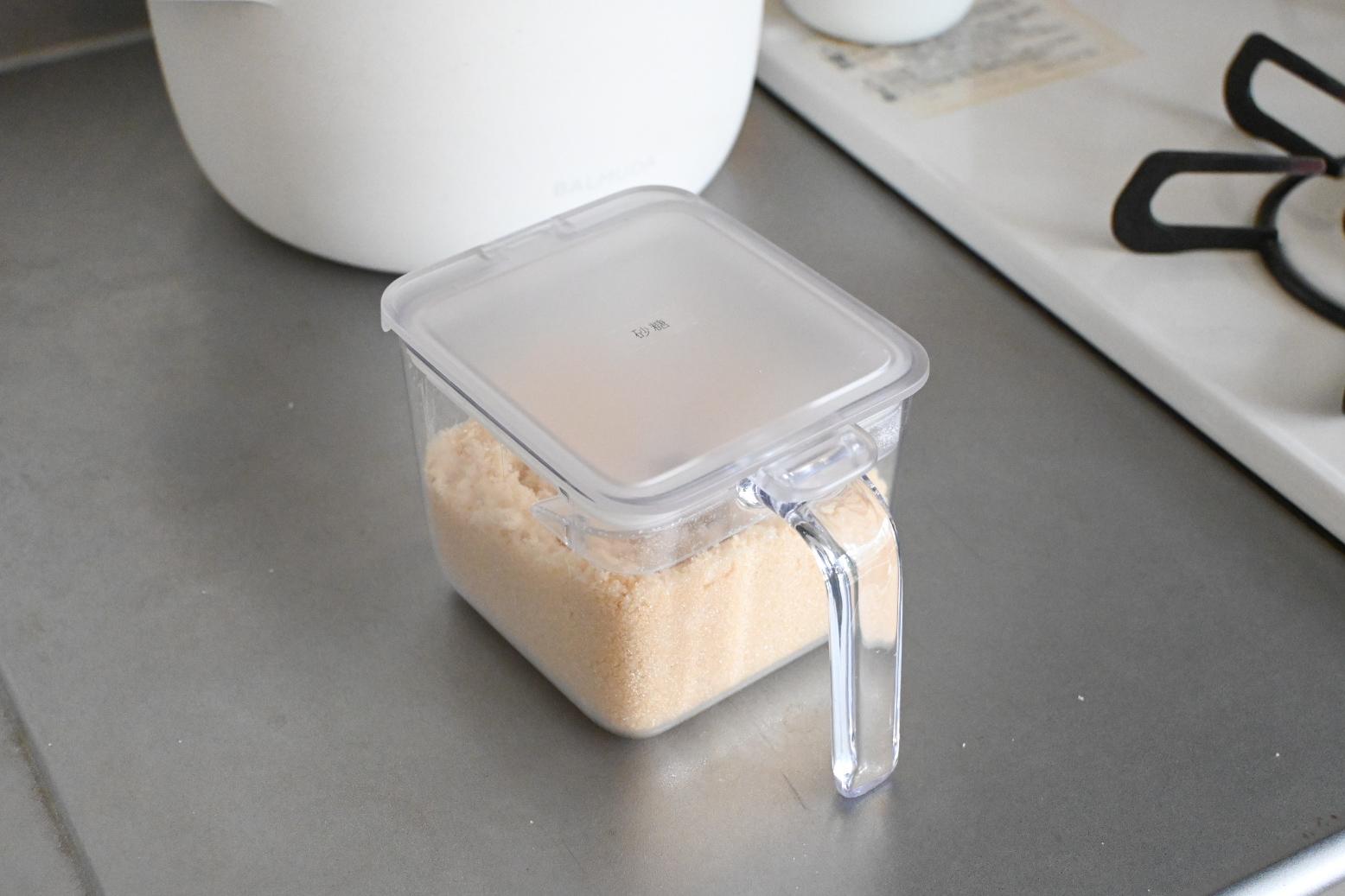 ワンタッチ開閉で、片手でも使いやすいマーナの「調味料ポット」。1年