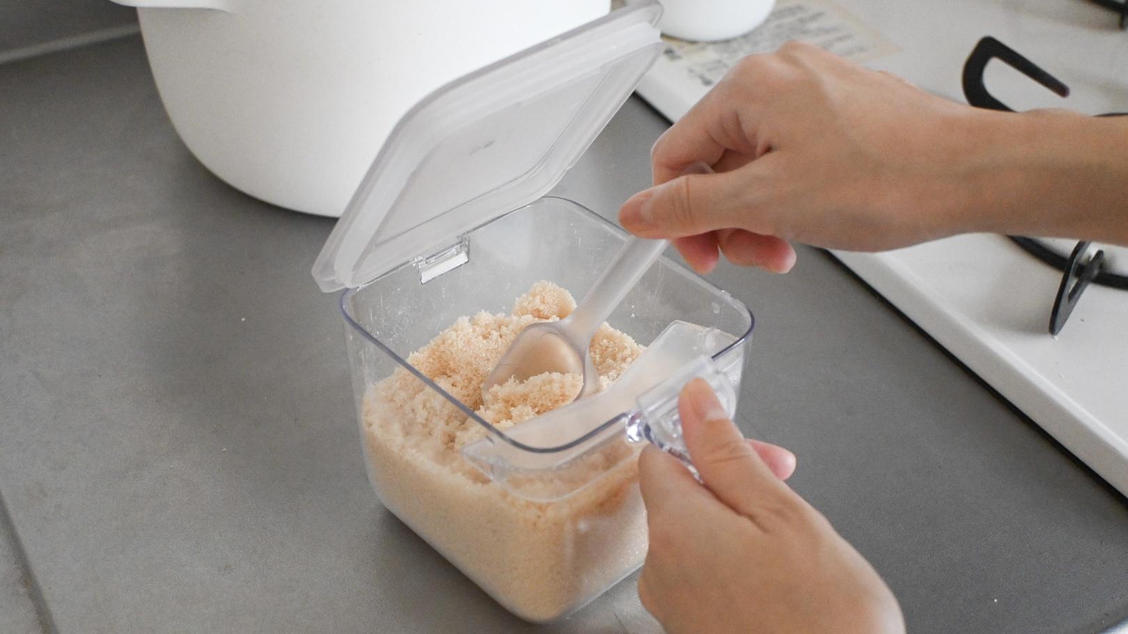 ワンタッチ開閉で、片手でも使いやすいマーナの「調味料ポット」。1年