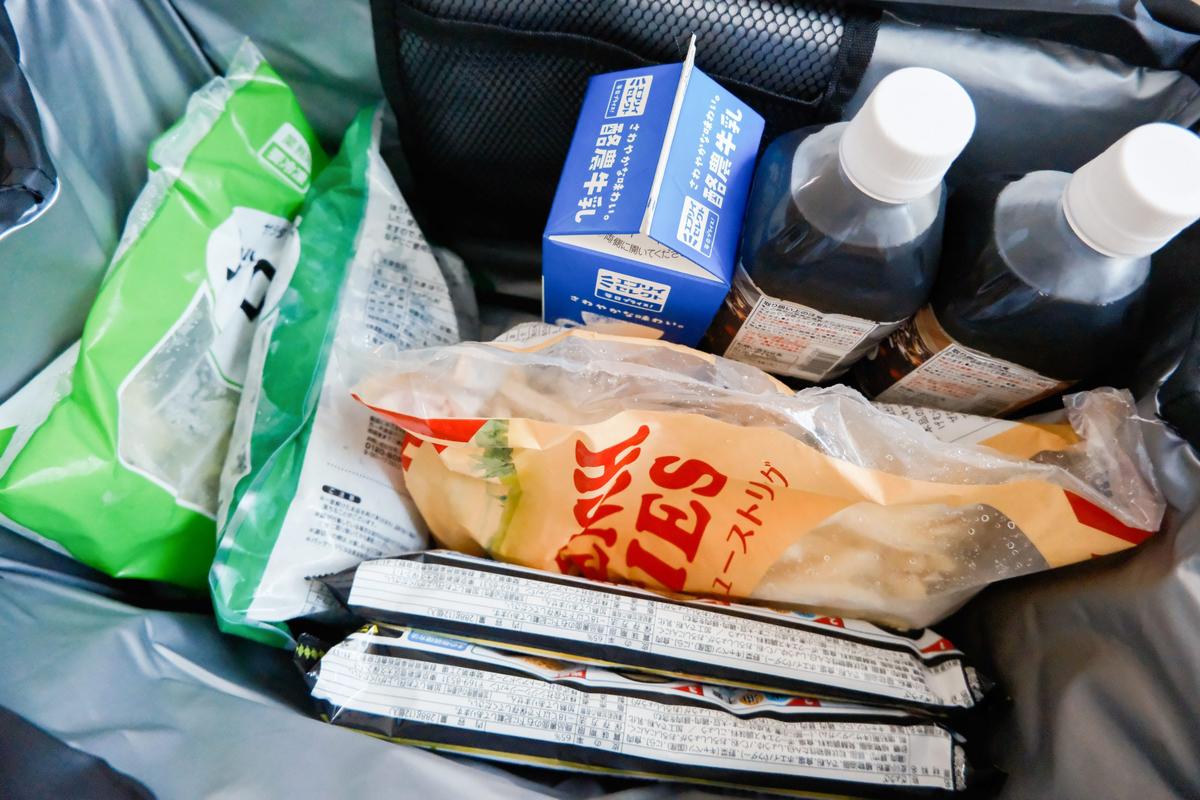 保冷バッグに食品を詰めた状態