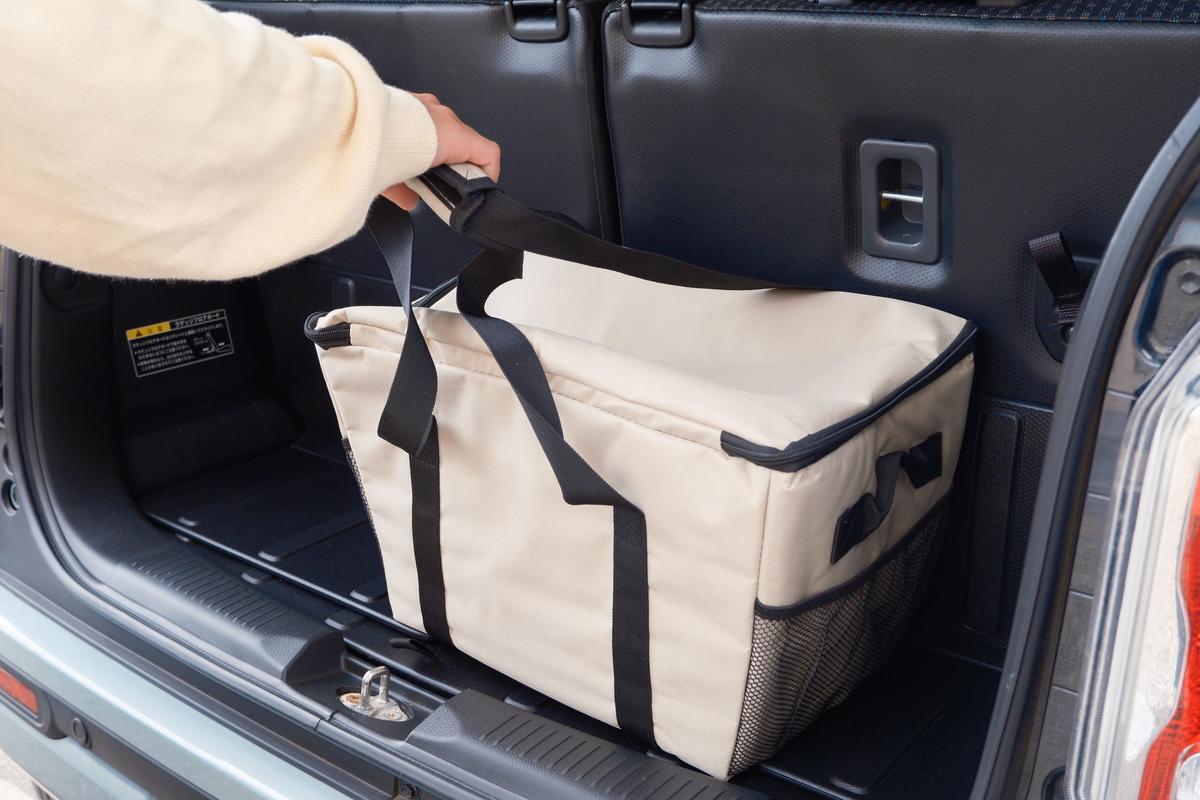 保冷バッグをトランクルームに入れる