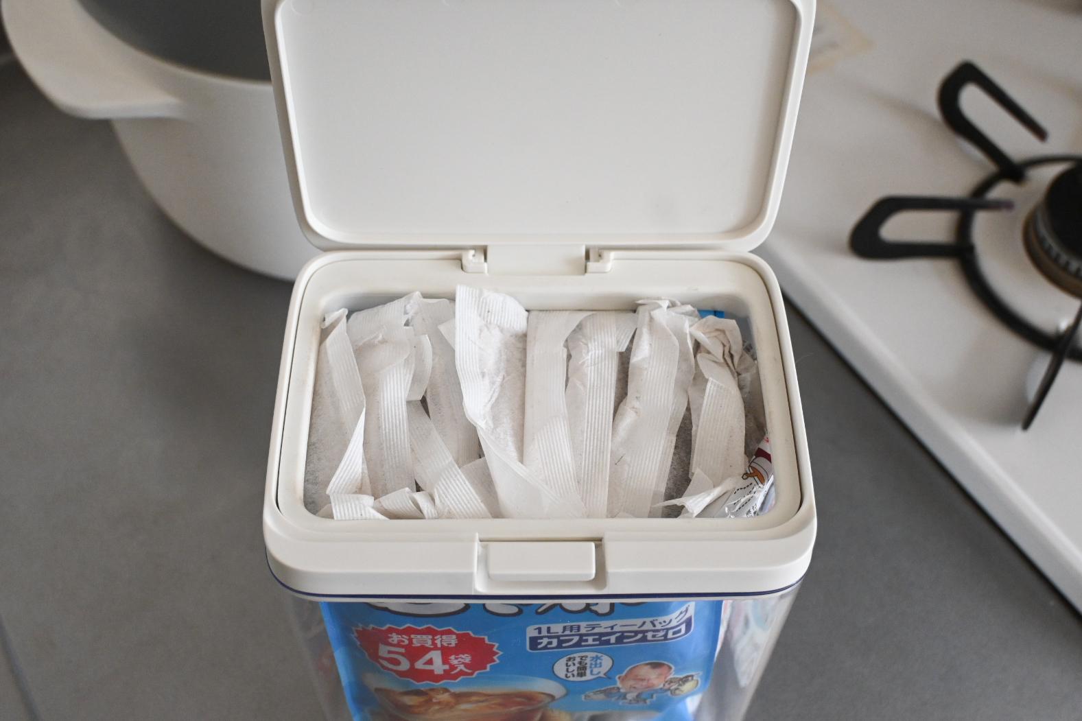 粉類やお茶パックの保存。マーナの「袋ごと入れられるコレ」で、面倒な