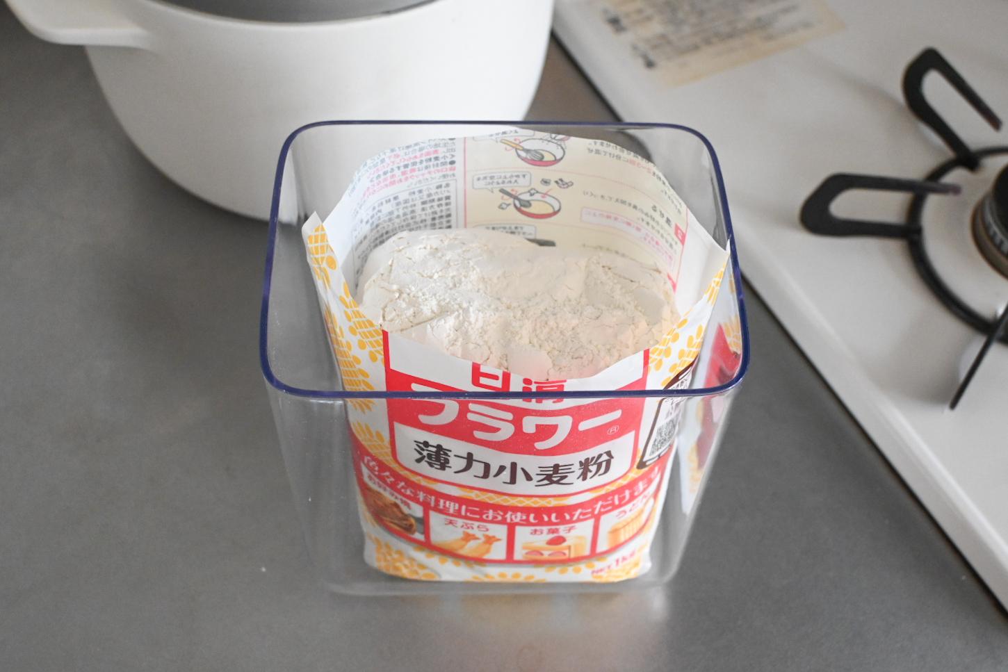粉類やお茶パックの保存。マーナの「袋ごと入れられるコレ」で、面倒な