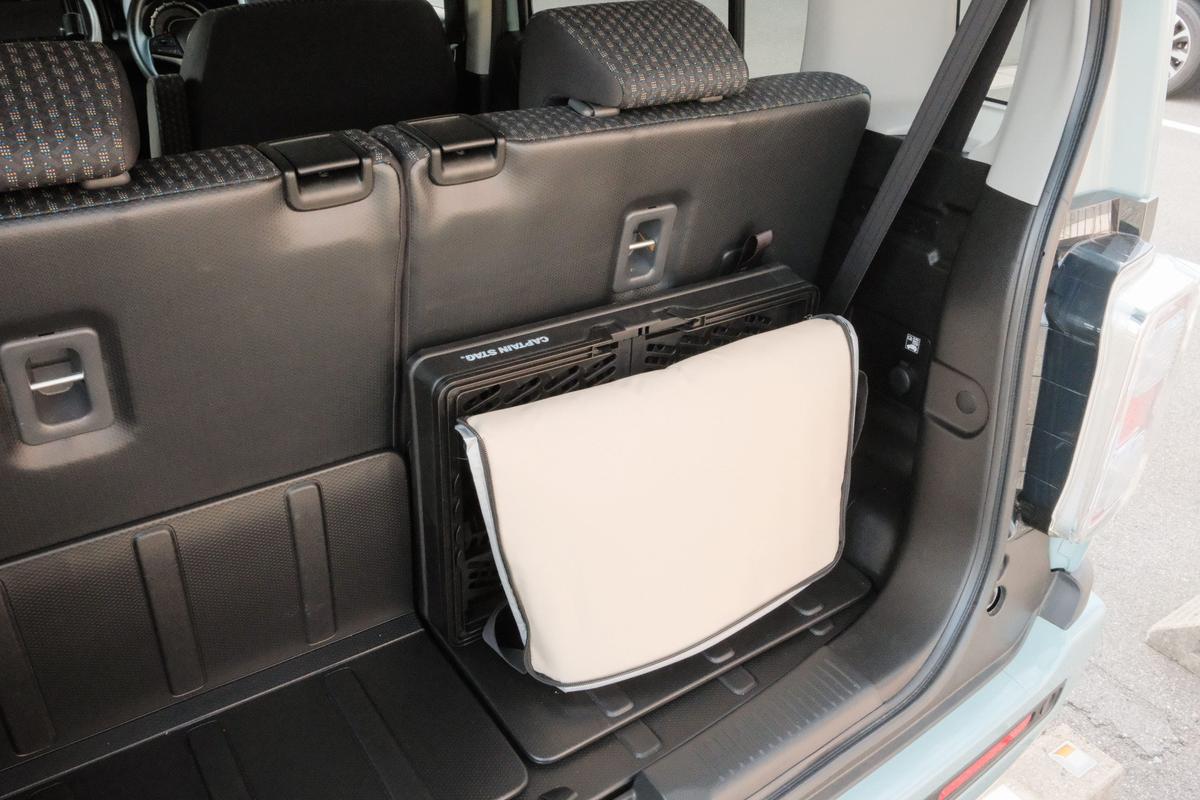 トランクルームに折りたたんだコンテナーと、保冷バッグを積む