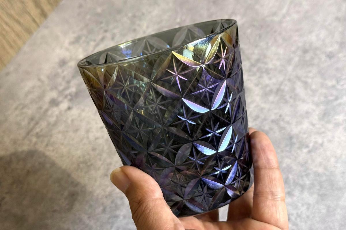 大切な人に贈りたくなる美しさ。光で表情を変える「体験型グラス」は