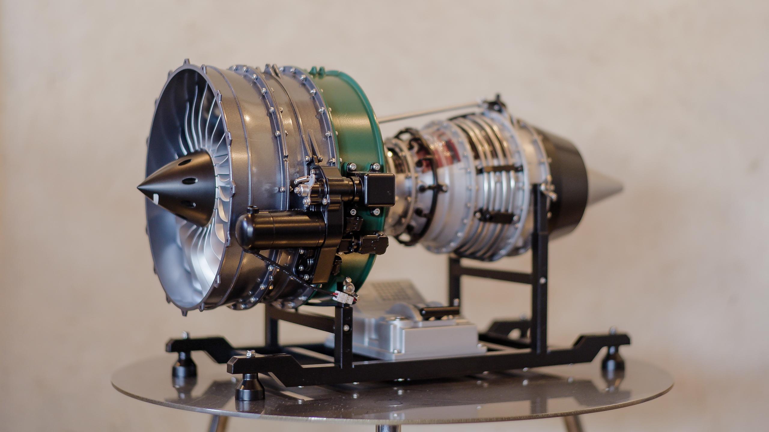 組み立てる楽しさ、動く美しさ。飛行機好きにはたまらない本格ジェット