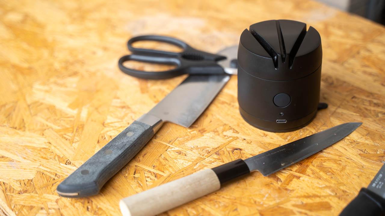 包丁研ぎが“秒”で終わる。タイパ最強の電動シャープナーが、料理好きの