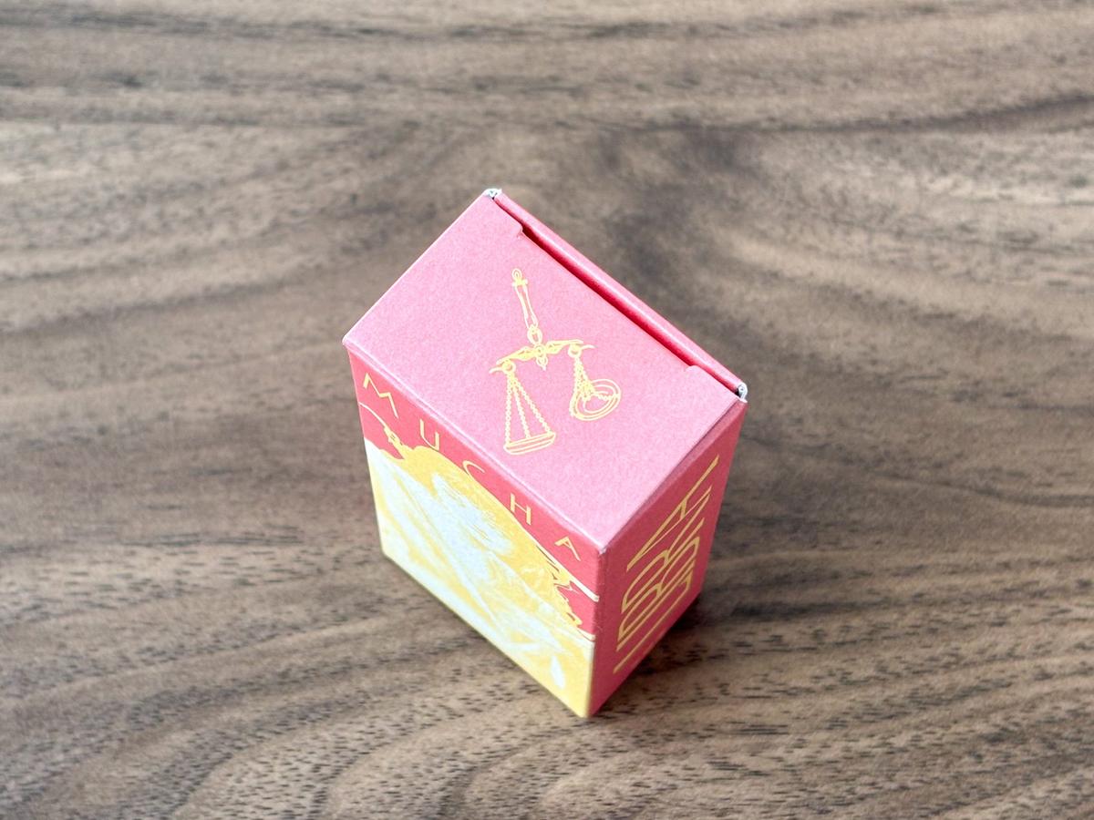 ミュシャ「ゾディアックサイン フレグランスオイル」のボックスに描かれた星座イラスト