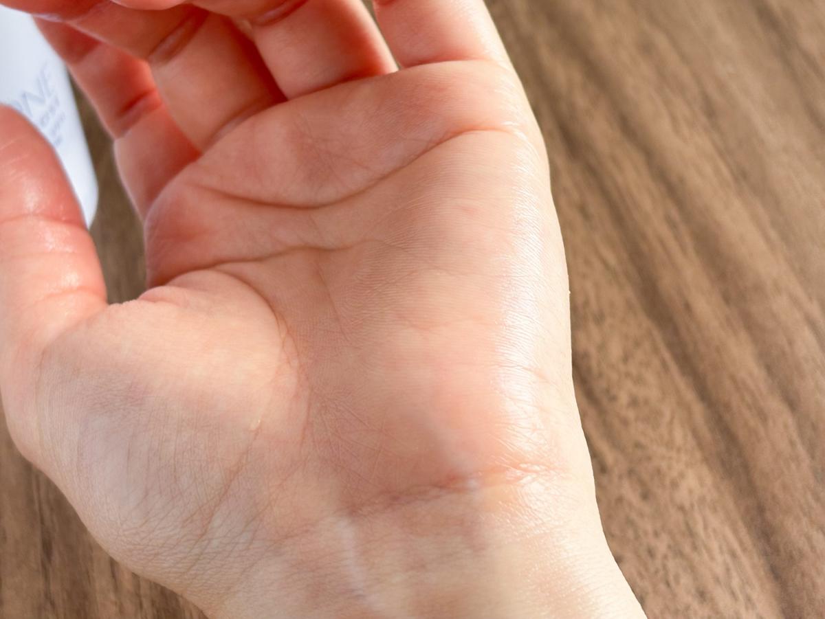 ONE BY KOSE「セラムヴェール ローション」をまとった手の平