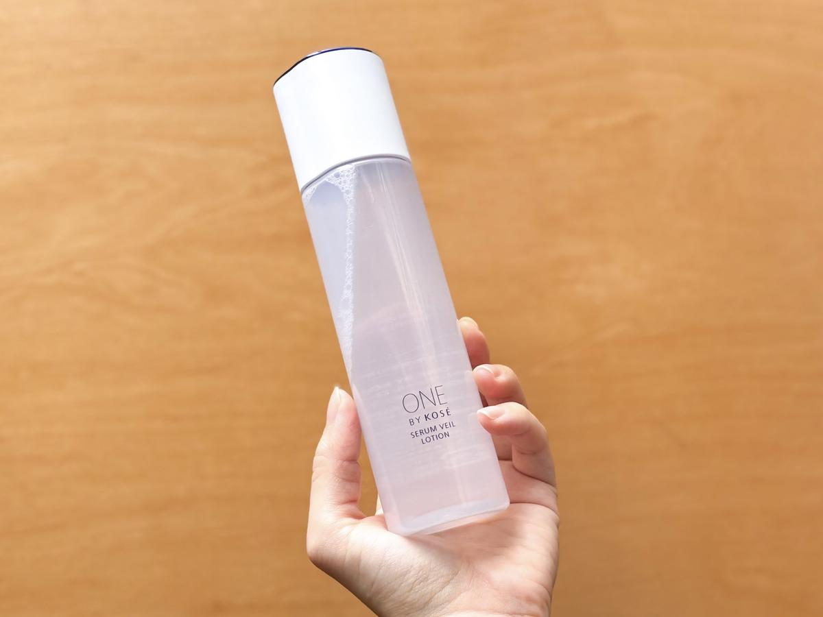 ONE BY KOSE「セラムヴェール ローション」を手で持つ様子