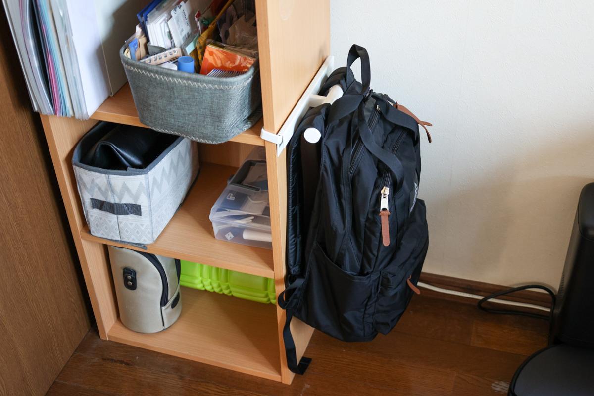 山崎実業「カラーボックスに差し込めるリュックハンガー スマート」