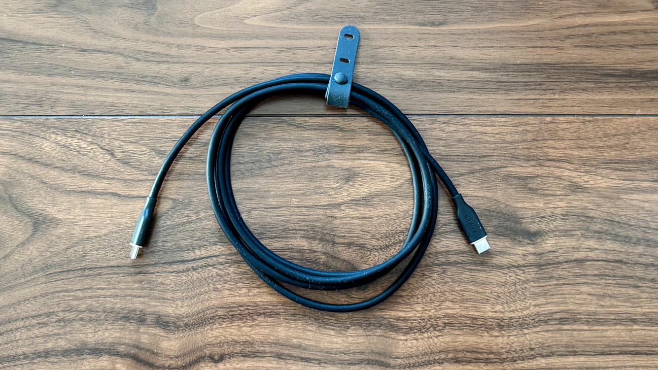 フローリングの上に置かれた束ねたAnker PowerLine III Flow USB-C & USB-C ケーブル 1.8m