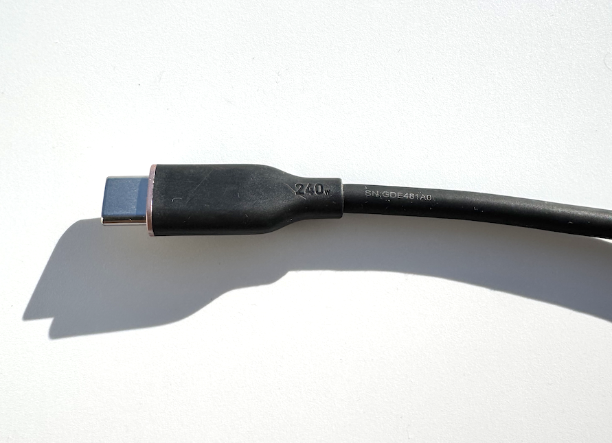 Anker PowerLine III Flow USB-C & USB-C ケーブル 1.8mの端子の付け根部分に240wという記載が書いてある