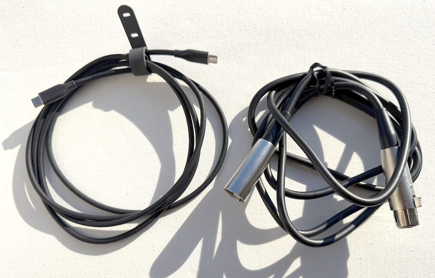 束ねたAnkerのケーブルと折りたたんだ跡がついてしまったケーブル2つ並べている