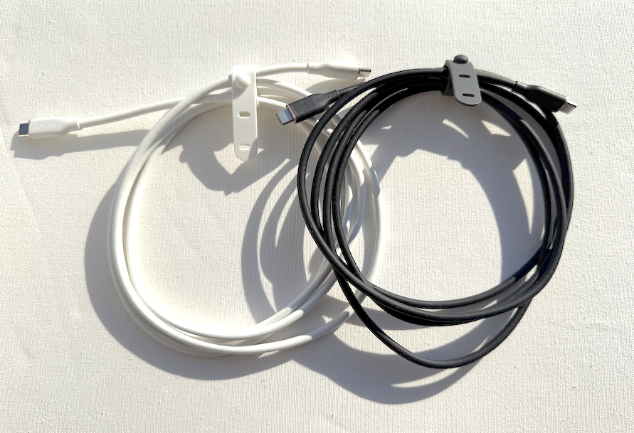 白色と黒色の2種のAnker PowerLine III Flow USB-C & USB-C ケーブル 1.8m