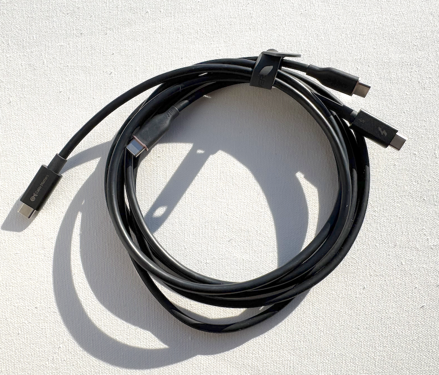 ケーブル備え付けの結束バンドに別のケーブルも一緒に束ねてまとめている