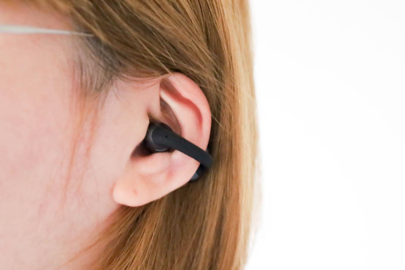 毎日1時間散歩する私の相棒は、Shokzの「イヤーカフ型イヤホン」。今年