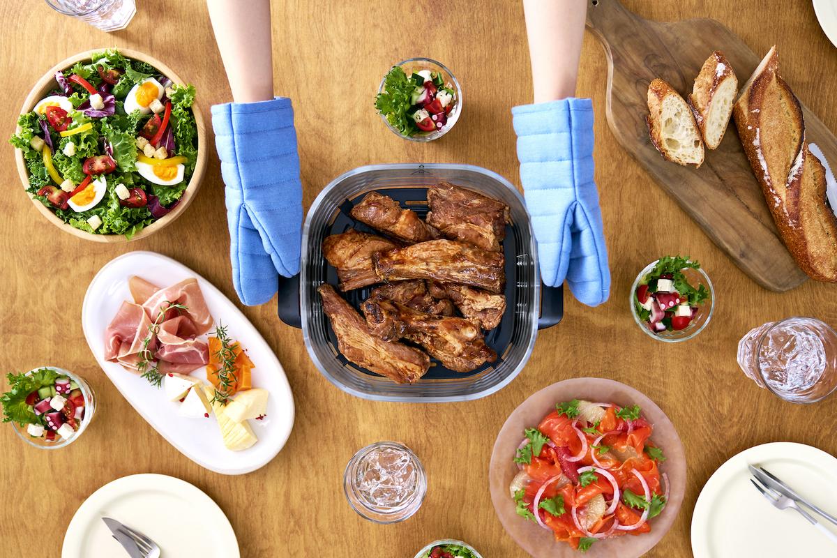 Ninja Crispi 「テーブルクッカー」を食卓に出す様子