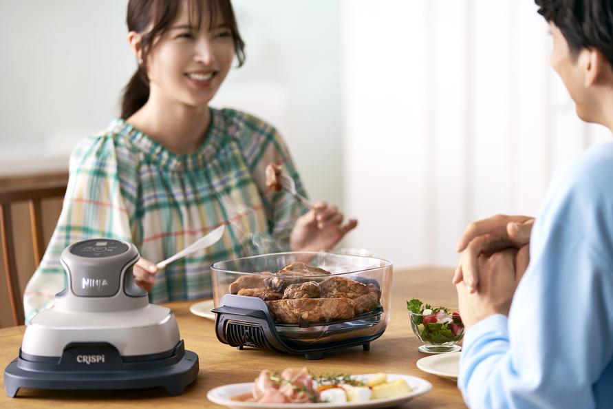 Ninja Crispi 「テーブルクッカー」を食卓で囲む様子 width=