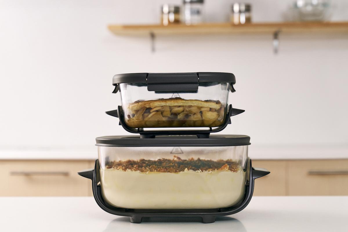 Ninja Crispi 「テーブルクッカー」で食材を保存する様子