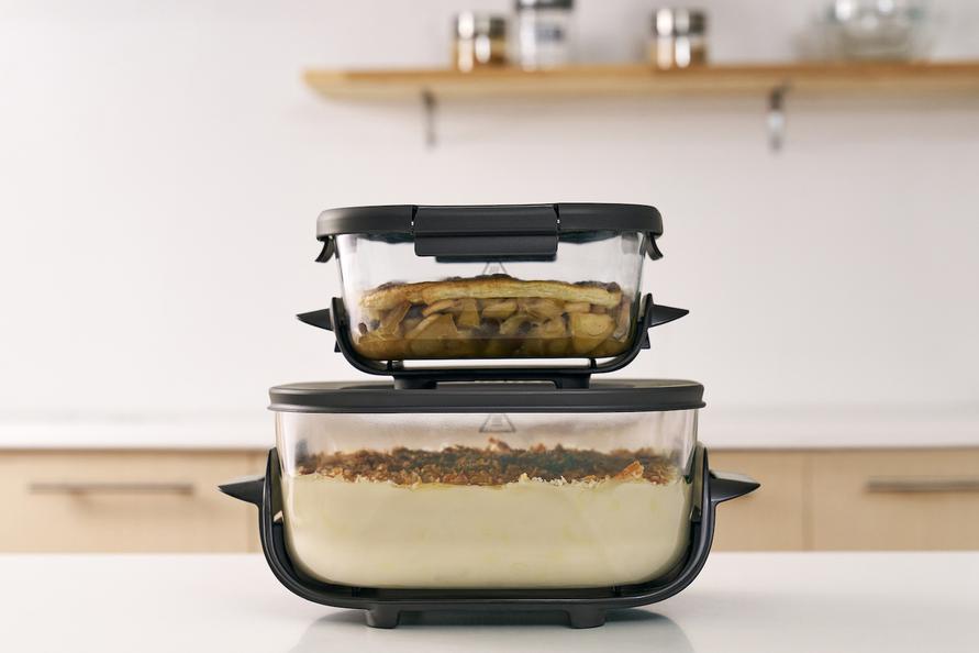 Ninja Crispi 「テーブルクッカー」で食材を保存する様子