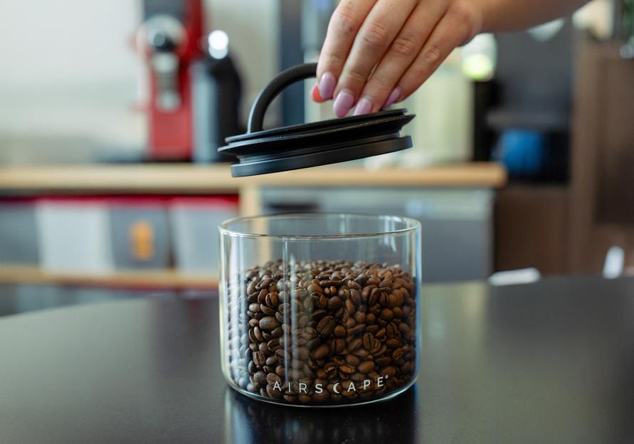 エアスケープ 「ストレージキャニスター」を開ける様子