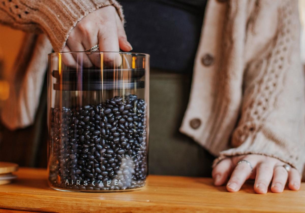 エアスケープ 「ストレージキャニスター」を閉める様子