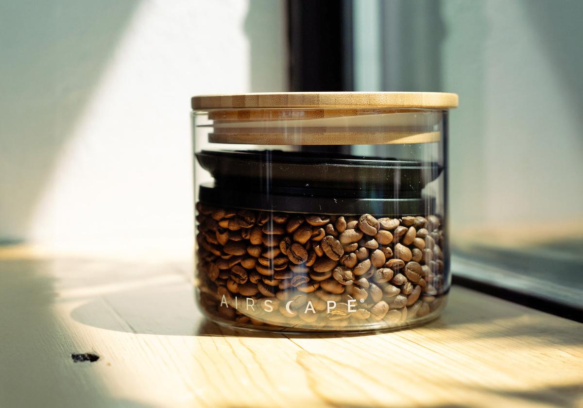 エアスケープ 「ストレージキャニスター」でコーヒー豆を保存する様子