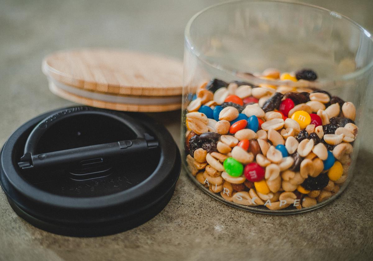 エアスケープ 「ストレージキャニスター」でお菓子を保存する様子