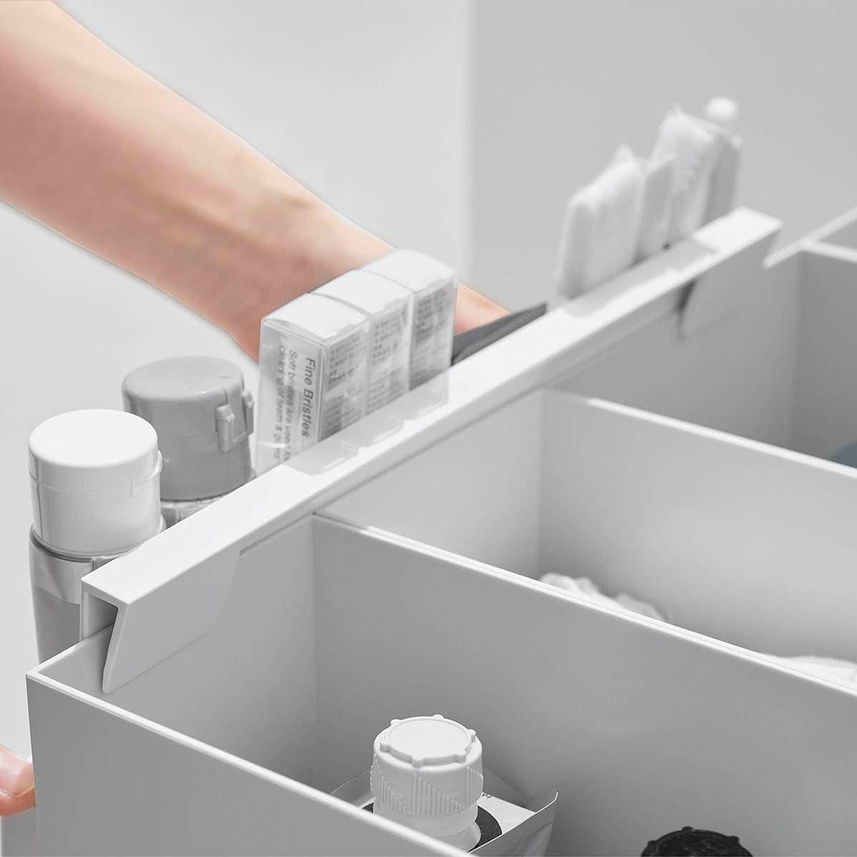 山崎実業 「引っ掛け収納ホルダー タワー」を引っ掛ける様子