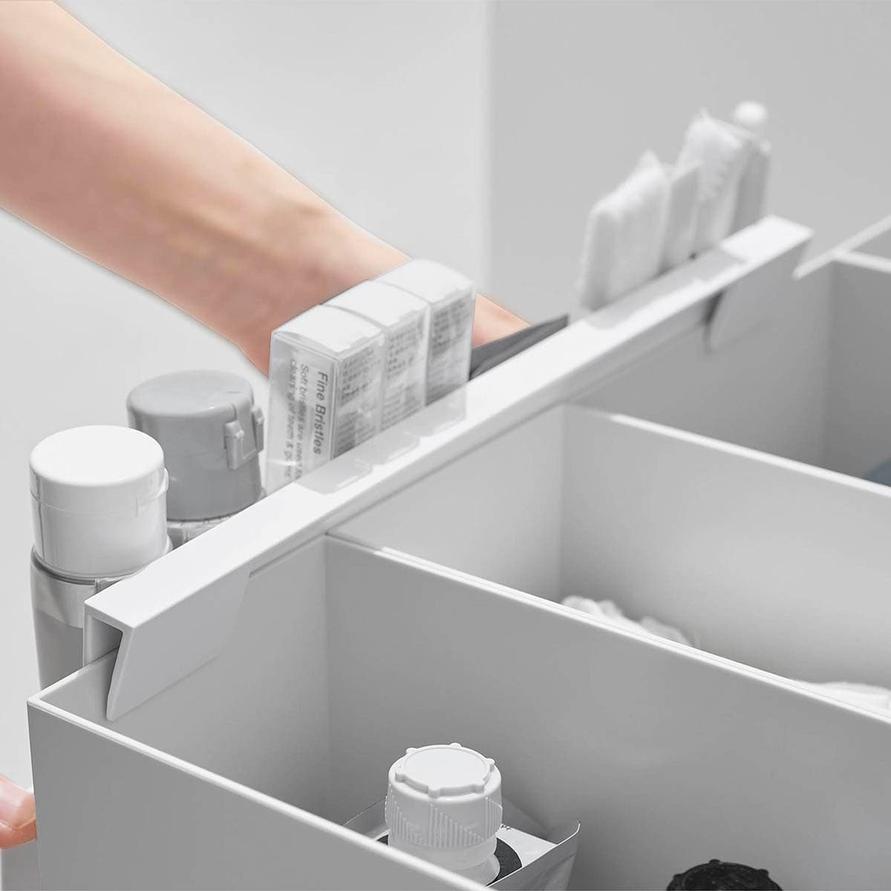 山崎実業 「引っ掛け収納ホルダー タワー」を引っ掛ける様子