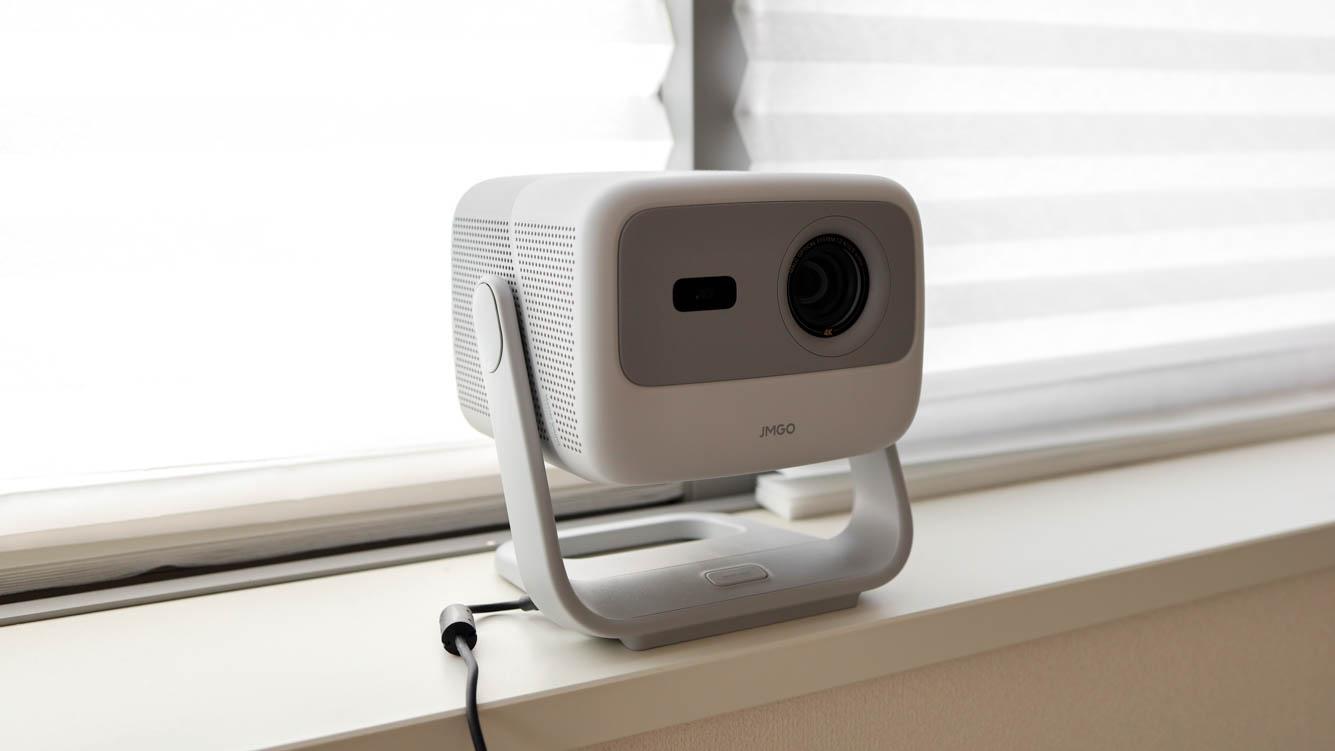 悩みに悩んでついに導入したのは、JMGOのプロジェクター。この