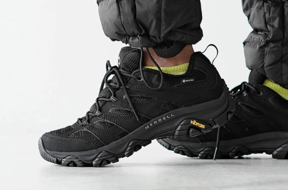 サロモン・メレルの「山歩き、ランニング用シューズ」がブラック