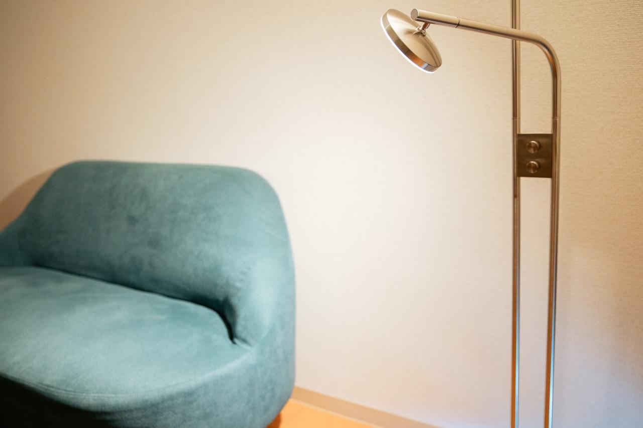 読書も寛ぎもこれ1台で！イケア「ISJAKT」の調光＆可動式アームが便利