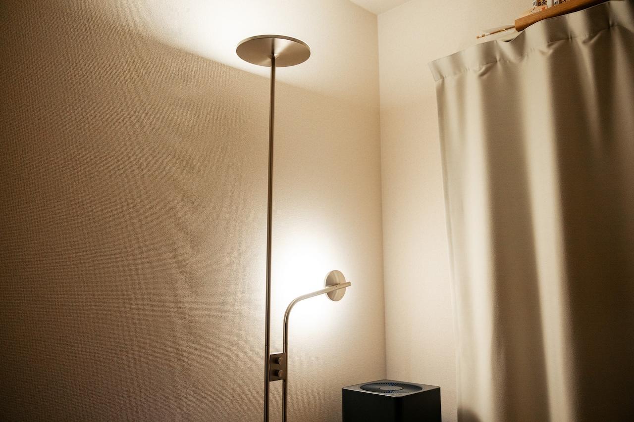 読書も寛ぎもこれ1台で！イケア「ISJAKT」の調光＆可動式アームが便利