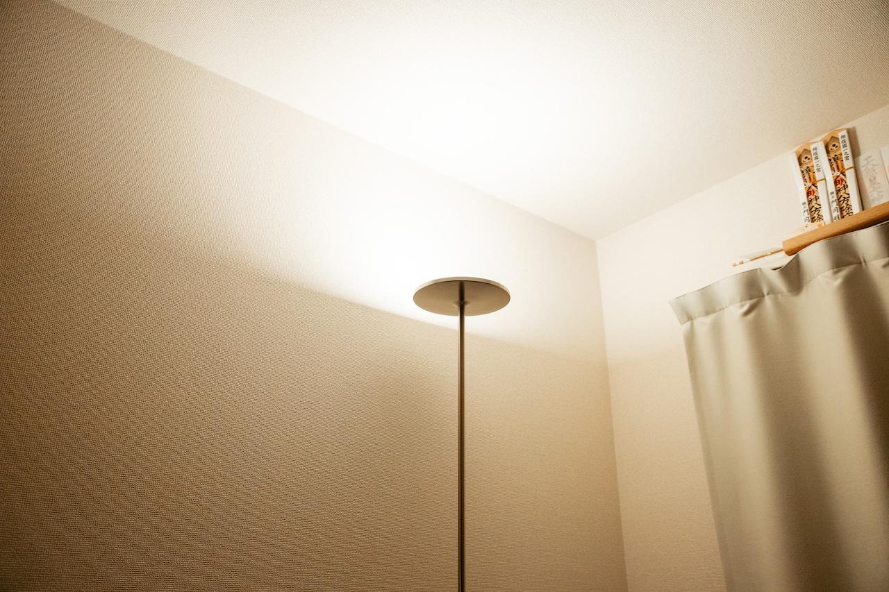 読書も寛ぎもこれ1台で！イケア「ISJAKT」の調光＆可動式アームが便利