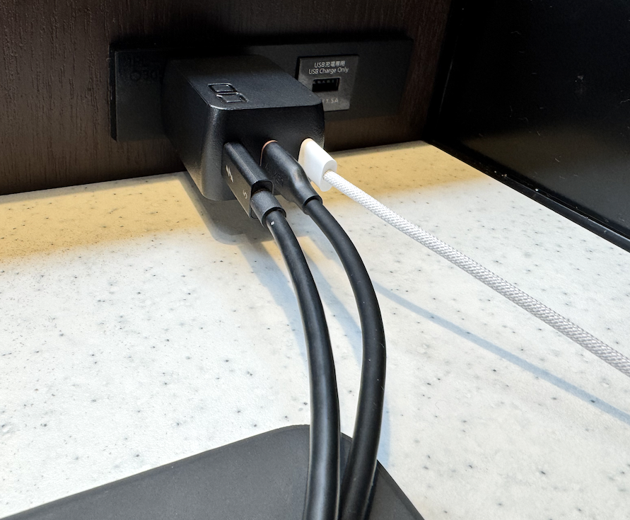 壁のコンセントにケーブル3本挿したCIO nova port trioⅡ 67W