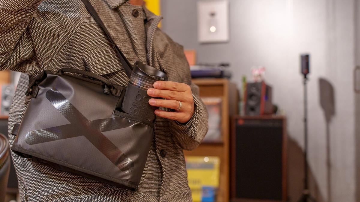 手がふさがる問題”から自由に。1秒ポケット付きショルダー