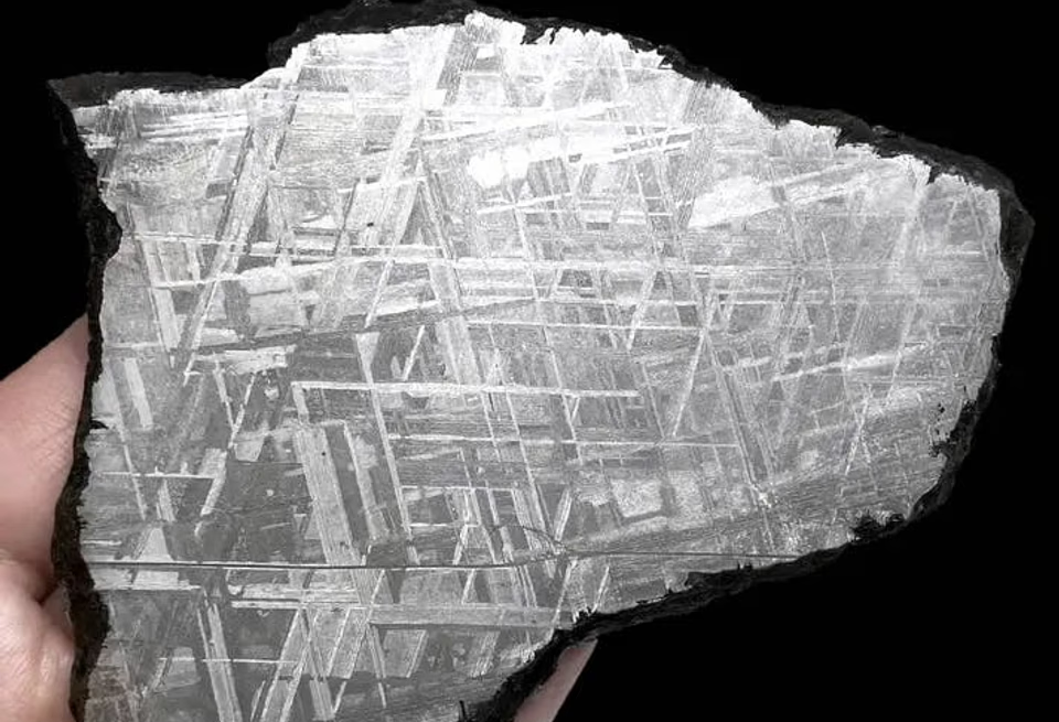 地球上では再現不可能！100万年の時を経た隕石の不思議な構造が輝く