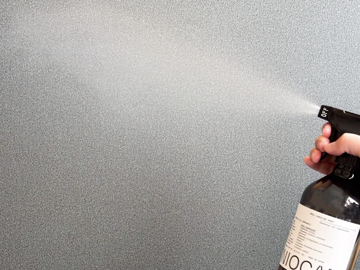 ニオキャンをスプレーしている様子