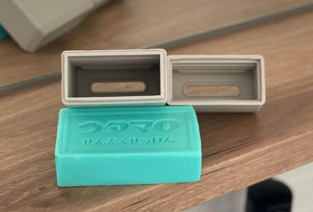 サラサデザイン　ソープケース　上下に穴がある