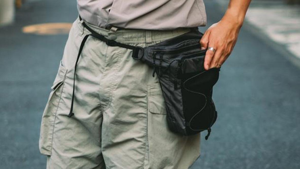 スノーピークの二刀流バッグは動いても「ズレない」。小さいけれど