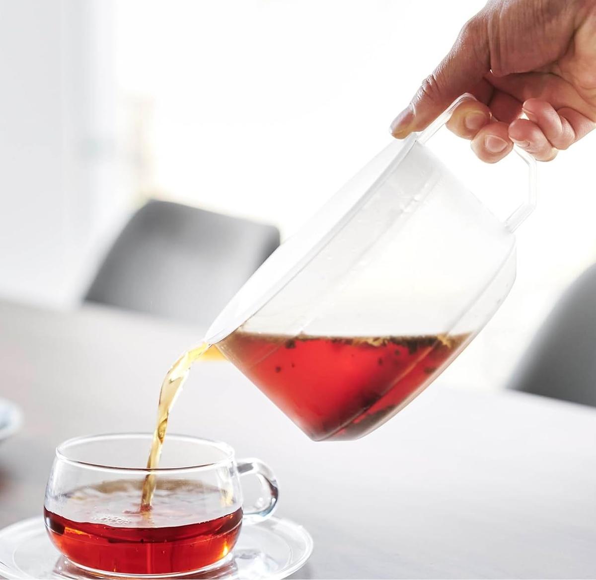山崎実業のティーポットでお茶をカップに注ぐ