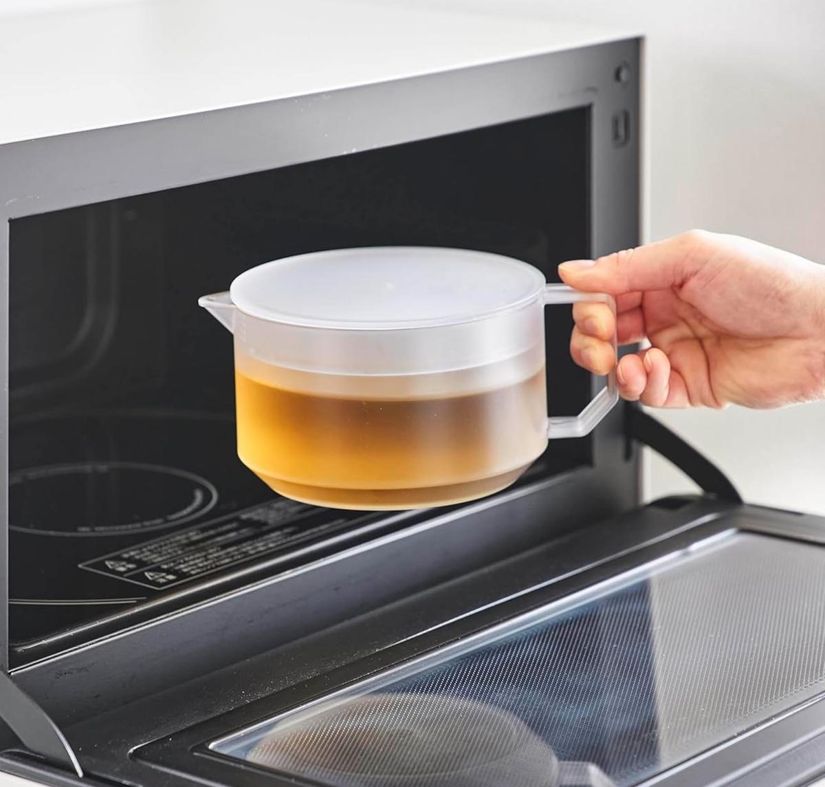 お茶が入った山崎実業のティーポットを電子レンジに入れる