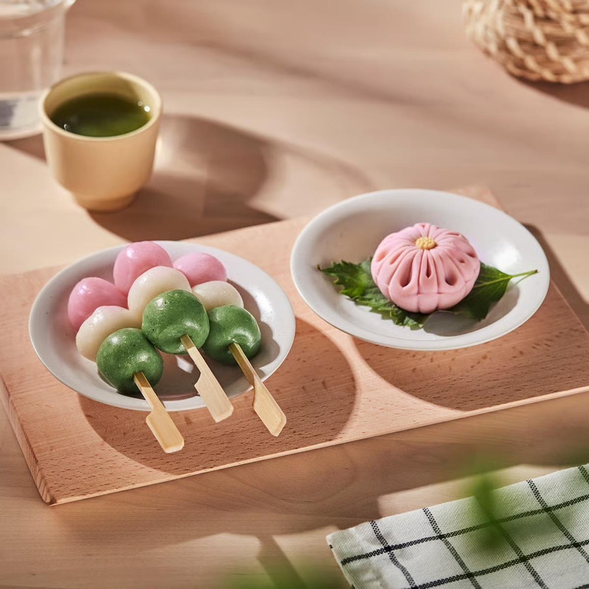 和菓子が盛られているHARMYNTAの食器