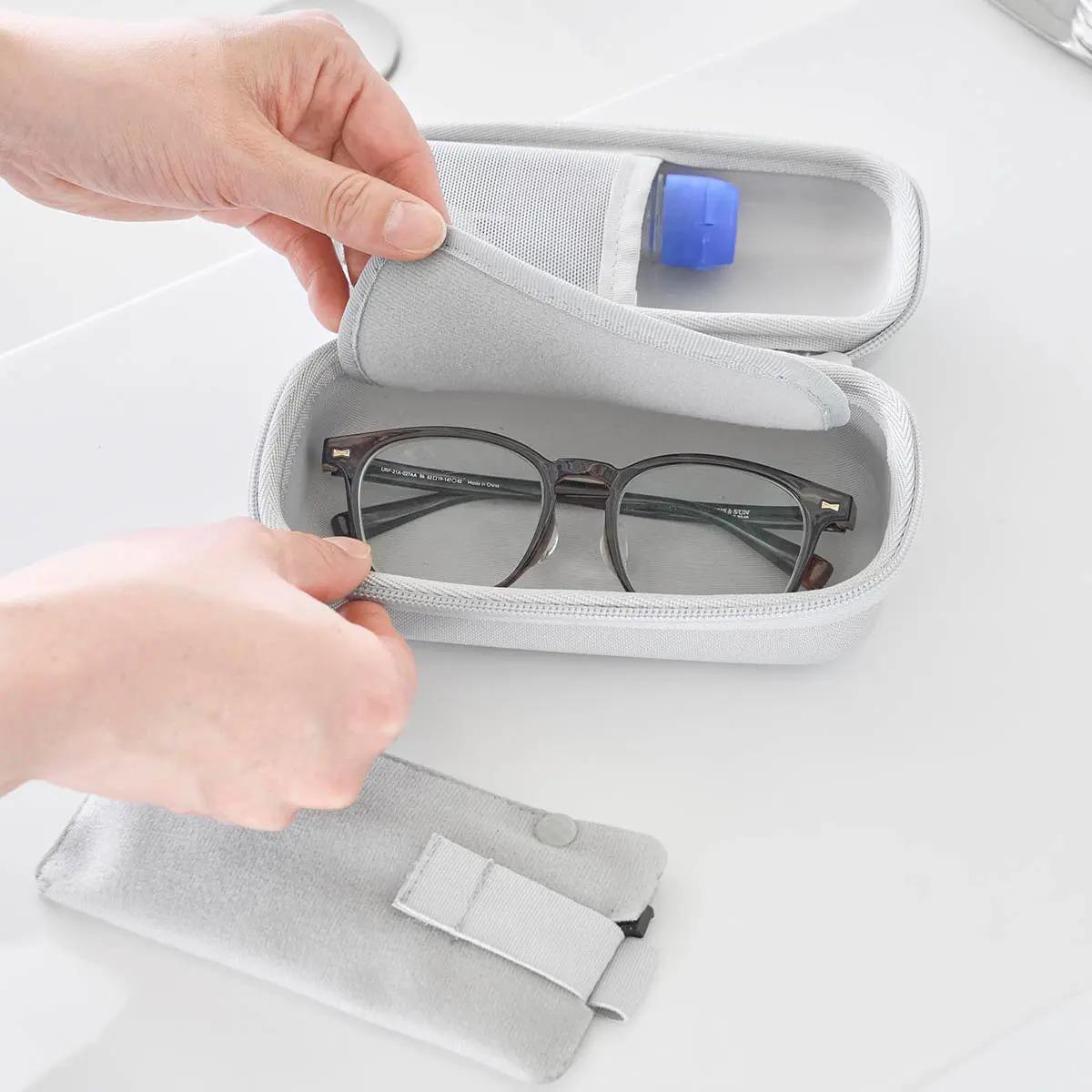 山崎実業「メガネとコンタクトレンズ用品が収納できるメガネケース タワー」を開いた様子